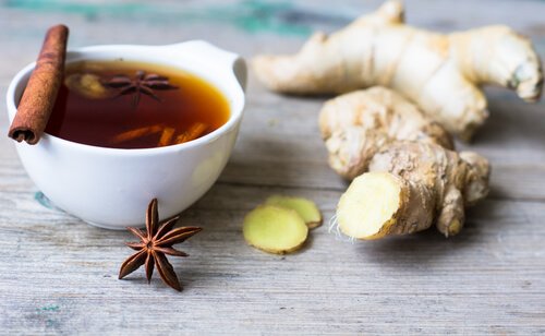 A cup of cinnamon infusion which can be used to treat bad breath