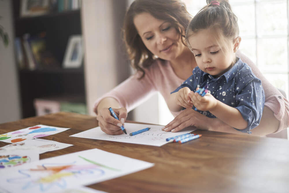 mother drawing with daughter being a single mother