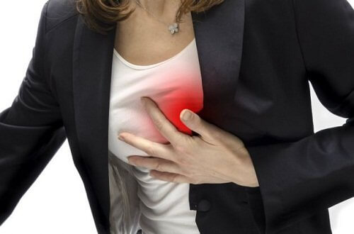 Frau umklammert die Brust, die ein Mittel gegen hohen Cholesterinspiegel benötigt "width =" 500 "height =" 330 "/></figure><p>Wenn Sie Anzeichen eines dieser Symptome zeigen, sollten Sie dies tun Gehen Sie direkt zu Ihrem Arzt. Sie können Blutuntersuchungen durchführen, um festzustellen, ob Sie einen hohen Cholesterinspiegel haben. <strong> <a href=