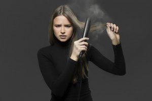 Four Ways to Straighten Your Hair Naturally Without an Iron
