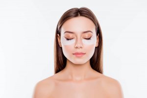 5 Makeup Tricks for Covering Eye Bags