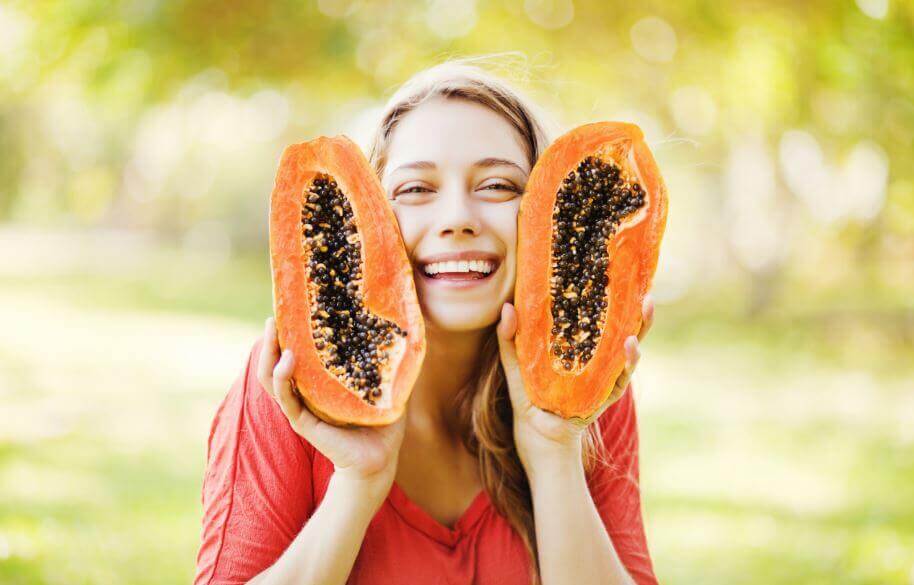 Donna con due metà di papaia, trattare vermi intestinali "width =" 500 "height =" 320 "/></figure><h3>Instructions</h3><ul><li>Tritare finemente la cipolla.</li><li>Taglia la papaia a metà e estrai i semi.</li><li>Metti gli ingredienti in una padella e porta l'ebollizione.</li><li>Quindi, cola l'impasto e bevi caldo, per tutto il giorno.</li></ul><h3>5. Tè di Assenzio e Cipolla</h3><p>Wormwood ha proprietà antiparassitarie <strong></strong> che possono essere molto utili. Combinandoli con i composti dello zolfo e i flavonoidi <a href=