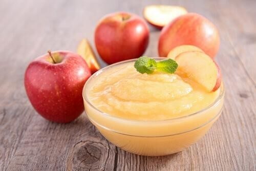 A small bowl of applesauce.