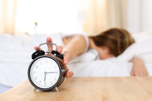 Tricks to sleep better: turning off the alarm.