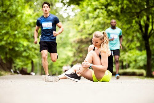 Les douleurs articulaires sont le symptôme d'une entorse. "Width =" 500 "height =" 334 "/></figure><p>Les entorses surviennent généralement à partir de <strong>en tordant accidentellement une articulation <a href=