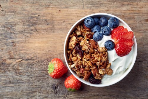 Granola z jogurtem - śniadania wspomagające odchudzanie