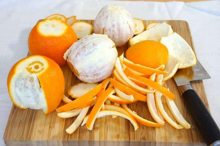 Nogle appelsiner på skærebræt