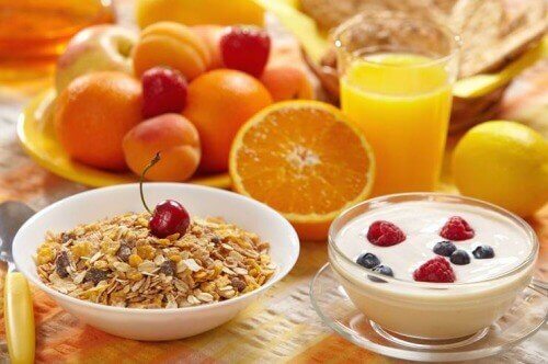 torna al tuo peso ideale "width =" 500 "height =" 332 "/></figure><p>Potresti pensare di risparmiare calorie saltando la colazione, ma non mangiare una sana colazione aumenta il rischio <strong>di essere sovrappeso e di avere prestazioni fisiche e mentali</strong> <strong>basse.</strong></p><p><br/></p><h4>Consigli</h4><ul><li>Assicurati di avere una colazione completa ed equilibrata. Dovrebbe essere costituito da <strong>25% delle calorie totali per il giorno.</strong></li><li>Consuma abbondanti quantità di frutta, verdura e fonti di carboidrati complessi <strong></li></li><li>Non dimenticare una piccola quantità di grassi e proteine sane.</li></ul><h3>3. Aumenta la tua assunzione di acqua</h3><p>Ci sono molti modi in cui l'acqua migliora la figura e il grasso corporeo, dal momento che il corpo è composto da una grande quantità di acqua. Per questo motivo <strong>è vitale per il metabolismo e un processo di disintossicazione ottimale.</strong></p><figure class=