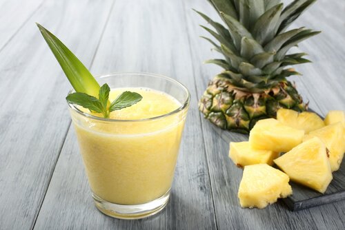 Pineapple chunks and pineapple juice