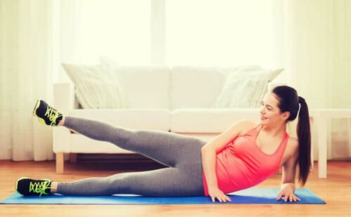 A woman doing some anti-cellulite exercises at home.