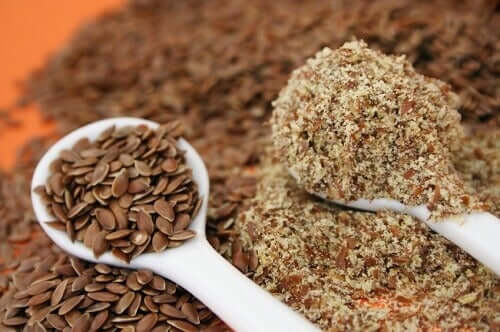 Whole and ground flax seeds.