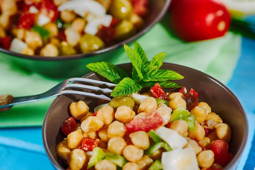 Insalata di ceci con bastoncini di granchio. "Width =" 500 "height =" 334 "/></figure><p></p><h3>Ingredienti</h3><ul><li>1/2 tazza di ceci in scatola (90 g)</li><li>3/4 tazza di fagioli bianchi cotti (120 g)</li><li>Lenticchie cotte in scatola da 1/2 tazza (90 g)</li><li>2 uova</li><li>10 bastoncini di granchio</li><li>1 pomodoro (40 g)</li><li>2 cucchiai di cipolla (30 g)</li><li>3 cucchiai di pepe verde (45 g)</li><li>3 cucchiai di pepe rosso (45 g)</li><li>1 cucchiaio <a href=