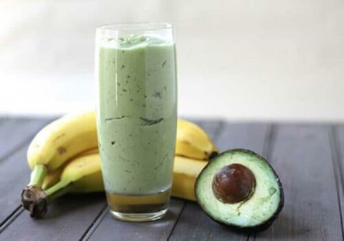 An avocado and banana drink.