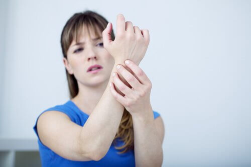 Woman with Carpal tunnel pain 