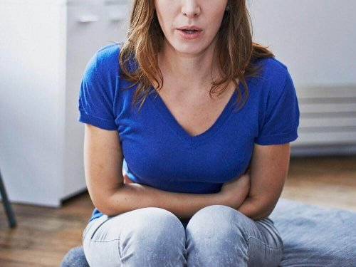 kvinde med ondt i maven