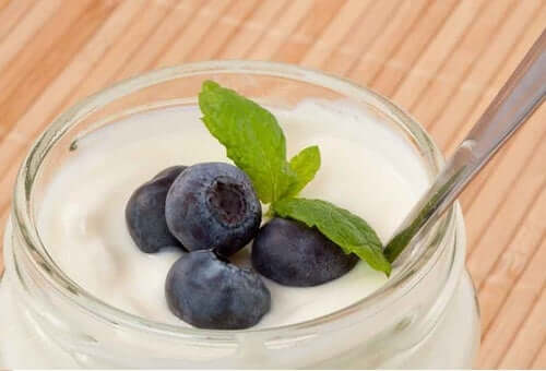 Plain yogurt with blueberries.