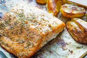 Delicious Baked Salmon with Potatoes and Vegetables
