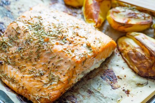 Delicious Baked Salmon with Potatoes and Vegetables