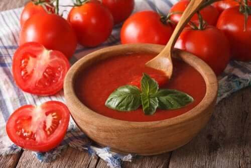 Tomatoes and fresh tomato sauce.