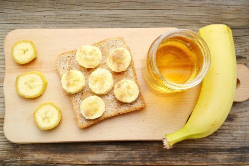 brød med banan på skærebræt