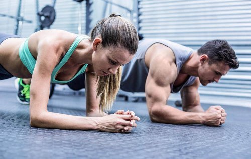 Couple exercising to gain muscle mass
