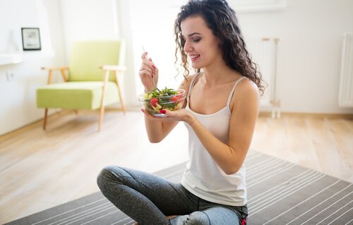 kvinde, der spiser en salat