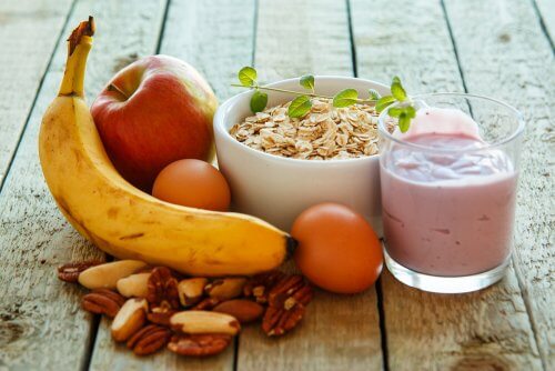 havregryn, frugt, yoghurt, æg og nødder