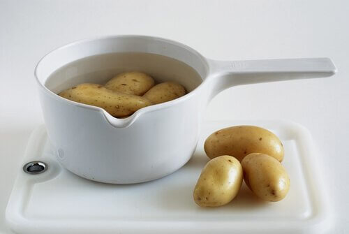 Soaking potatoes.