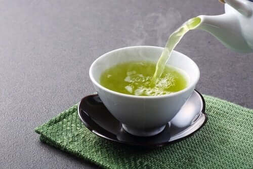 Trochę zielonej herbaty w filiżance.