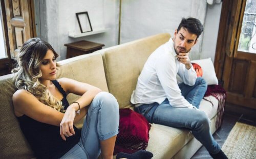 par frustreret i sofa