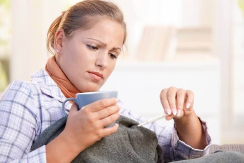 kvinde med hjemmekure til at kontrollere feber