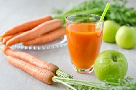 An apple carrot smoothiw.