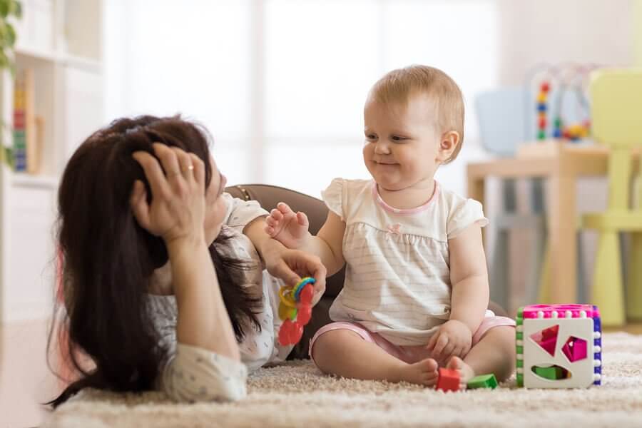 تعلم الطفل الجلوس.