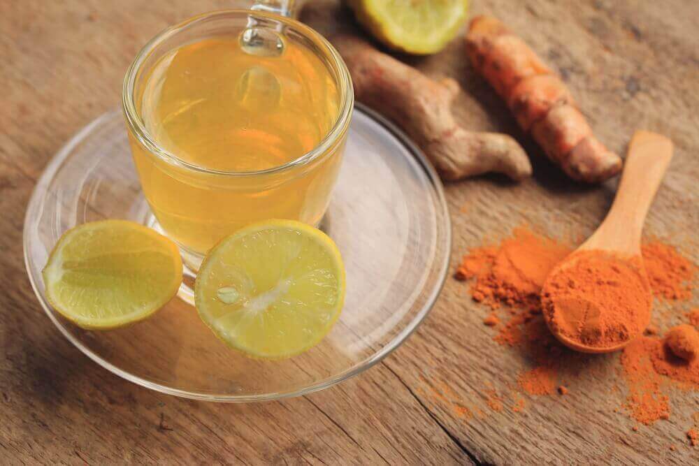 A cup of ginger and turmeric remedy for joint pain relief.