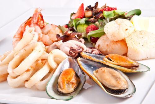Different kinds of seafood.