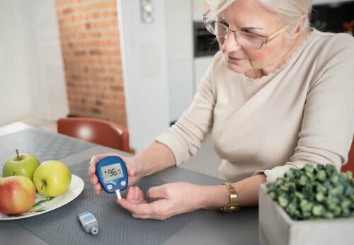 woman monitoring blood sugar levels; bay leaves for diabetes
