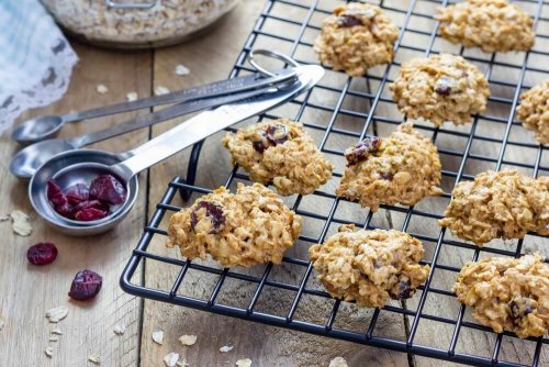 Unleavened oatmeal cookies with honey and raisins.