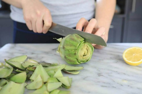 artiskok, der bliver skåret ud