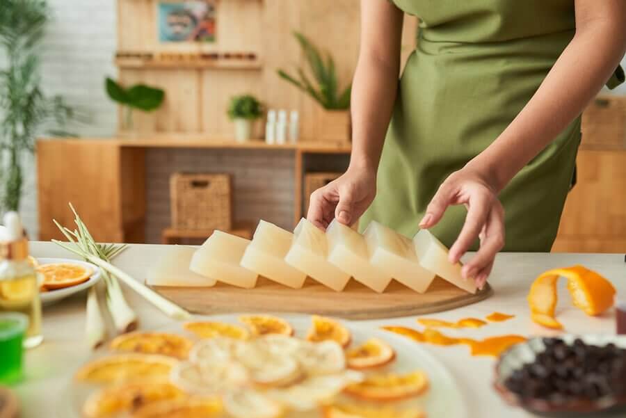 How to Make Decorative and Aromatic Glycerin Soaps