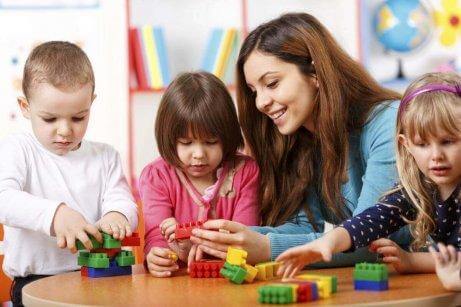 A professional administering the WISC test to a group of children.