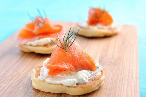 Smoked salmon blinis with tartar sauce.