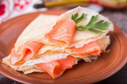Some smoked salmon blinis.