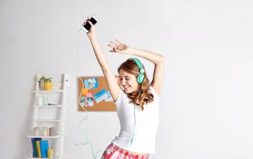 Woman working out with Zumba to lose weight.