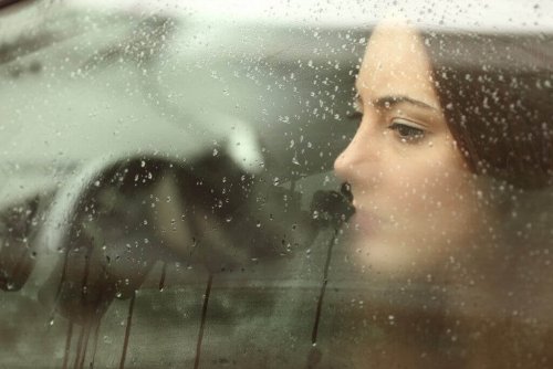 A woman looking out through the car window.
