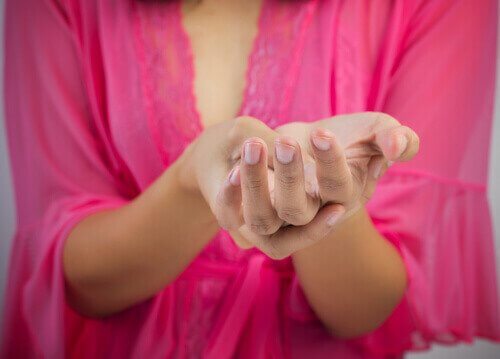 Woman with tendonitis in her hand