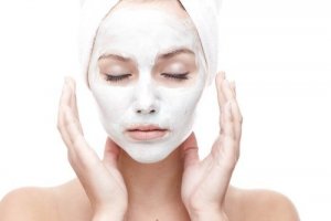 How to Make an Exfoliant with Aspirin and Honey