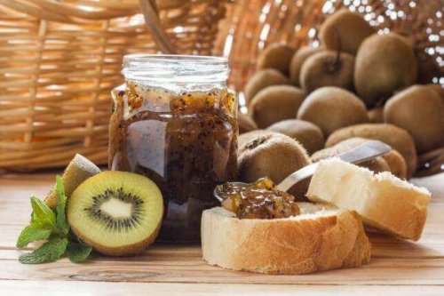 Homemade jelly with kiwi.