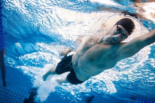This man is swimming, an exercise that won't affect your joints