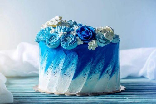 blue wedding cake planned by Maid of Honor