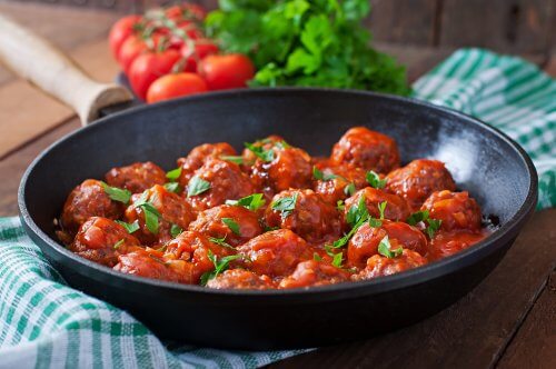 Cheese and Oatmeal Meatballs with Spicy Tomato Sauce